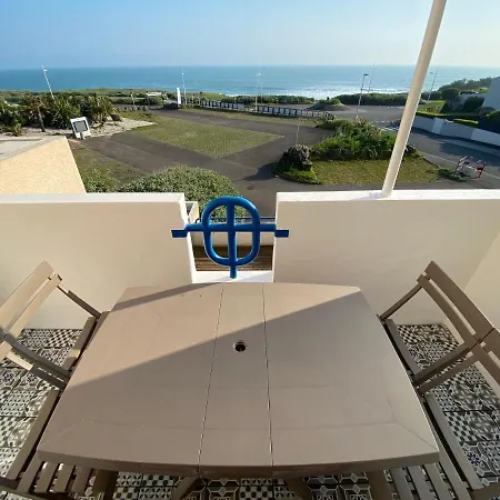 4 Personnes Vue Sur *